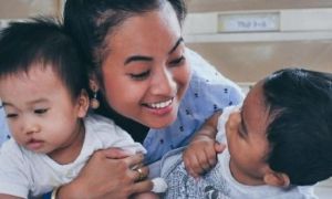 Cô gái gốc Việt đi tìm mẹ sau 25 năm bị bỏ trên cầu Sài Gòn