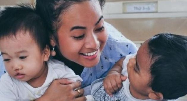 Cô gái gốc Việt đi tìm mẹ sau 25 năm bị bỏ trên cầu Sài Gòn