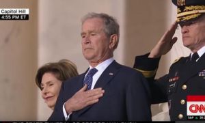 Khoảnh khắc cảm động: TT Bush “con” kìm giọt nước mắt trước linh cữu của TT...