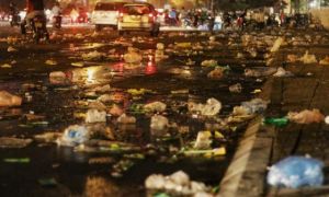 Choáng ngợp với cảnh ngập rác trên sân Mỹ Đình sau chiến thắng nghẹt thở