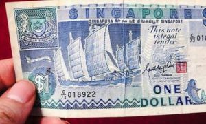 Nhận hối lộ vặt gần 1 USD, 2 người Trung Quốc đối mặt với án phạt 73.000 USD,...