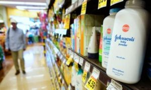 Johnson & Johnson giấu thông tin phấn rôm chứa chất gây ung thư?