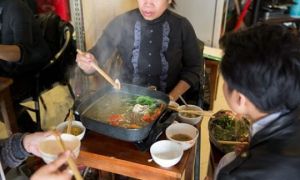 Khách Tây sợ bị lừa khi được mời ăn lẩu miễn phí ở Hà Nội