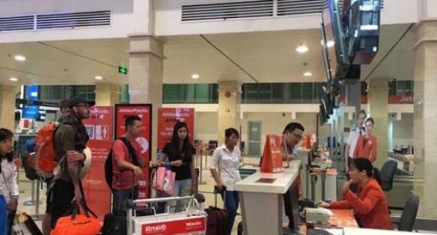 Khách đi máy bay “tá hỏa” khi bị phạt vì mang quá 7kg hành lý xách tay