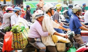 Người phụ nữ lấm lem dựa lưng chồng ngủ giữa giờ tan tầm khiến bao người xúc...