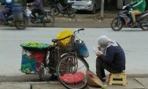 Nhìn người bán hàng rong ăn vội suất cơm hộp bên đường dưới tiết trời 11 độ,...