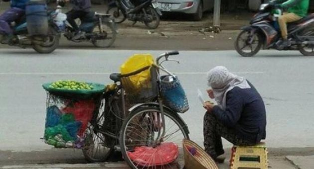 Nhìn người bán hàng rong ăn vội suất cơm hộp bên đường dưới tiết trời 11 độ,...