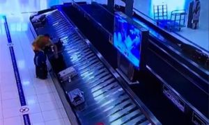 Kẻ chuyên ăn cắp vali tại sân bay bị bắt khi chuẩn bị đến Việt Nam