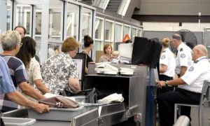 Xách đồ hộ ở sân bay, coi chừng thành tội phạm