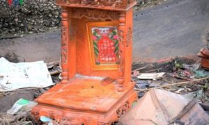 Cúng xong Táo quân, người dân mang bàn thờ, đồ lễ ném xuống sông, hồ