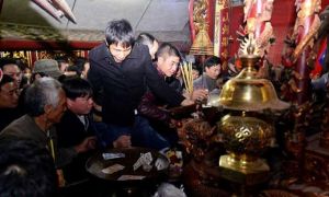 Xã hội làm 'nô lệ' cho thánh thần và dấu hiệu 'mạt vận' của văn hoá