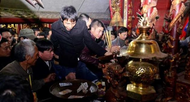 Xã hội làm 'nô lệ' cho thánh thần và dấu hiệu 'mạt vận' của văn hoá