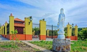 Người Việt mang chuông đồng, tượng Phật sang Hungary xây chùa