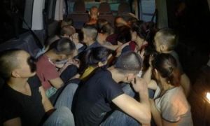 Hàng chục người Việt chen chúc nhau trong khoang xe để trốn vào Đức bất hợp pháp