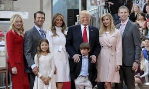 Bố là tỷ phú trước khi làm Tổng thống, con trai Donald Trump vẫn cắt cỏ, nhặt...