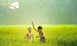 Nỗi buồn của ngày hôm qua như cơn mưa mùa hạ, mưa lớn rồi lại tạnh. Cô đơn lại...