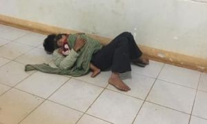 Cảm động khoảnh khắc 2 cha con nhà nghèo ôm nhau ngủ dưới hành lang bệnh viên...