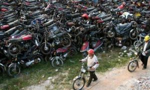 Cấm xe máy, người dân ở thành phố này phản ứng ra sao?