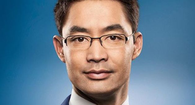 Chân dung nguyên Phó Thủ tướng Đức vừa nhận lời về Việt Nam làm việc: Cậu bé...