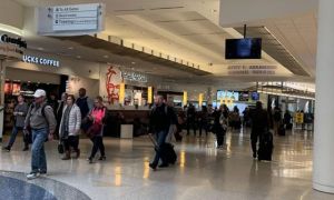 Người Việt ở Mỹ kể chuyện đi máy bay: Hành lý dư… 3 lạng phải lấy ra