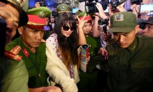 Dân mạng 'sốc nặng' vì Đoàn Thị Hương cười tươi, được săn đón như... ngôi sao