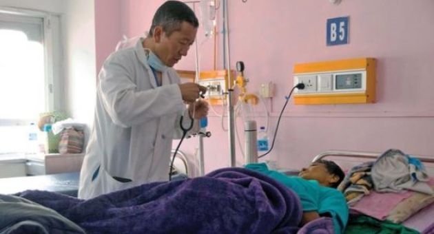 Khi thủ tướng là bác sĩ cuối tuần phẫu thuật cho dân