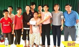 Hội Phụ nữ Hà Tĩnh ở CHLB Đức tặng quà cho các hoàn cảnh đặc biệt khó khăn