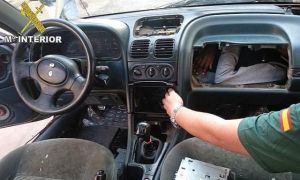 Hãi hùng cảnh người tị nạn trốn trong bảng điều khiển ô tô để vào châu Âu