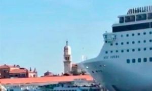 Tàu du lịch khổng lồ mất lái, tông vào bến tàu Venice