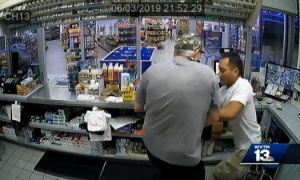 Chủ tiệm gốc Việt tay không đuổi cướp