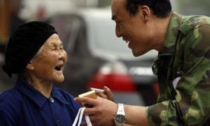 Tặng bà cụ không quen biết chiếc nhẫn, 1 năm sau, lái xe taxi nhận được bức...