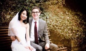 Vợ trẻ kể chuyện chồng Đức”ki bo” cầu hôn bằng nhẫn rẻ tiền nhưng cuộc hôn...