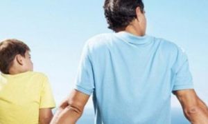 Cho con vay tiền đền hàng xóm, ông bố giúp cậu bé trở thành người được cả nước...