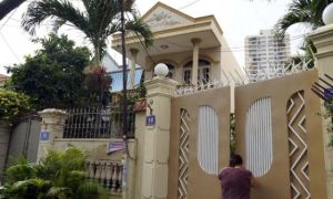 Một Việt kiều 'khóc cạn nước mắt' vì nhờ người quen trong nước đứng tên nhà đất