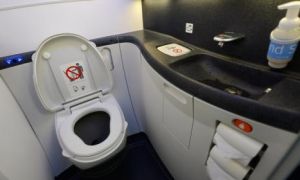 Chuyện gì xảy ra nếu trên máy bay bạn ấn nút xả bồn cầu toilet khi đang ngồi?