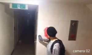 Đoạn clip gây rùng mình vài giờ qua: Kẻ biến thái đeo mặt nạ hề lẻn vào khu...