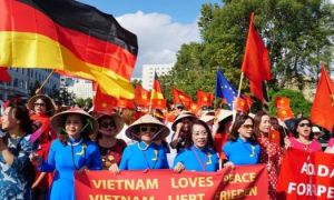 Người Việt ở Đức biểu tình lớn trước Đại sứ quán Trung Quốc tại Berlin