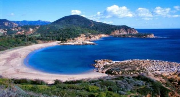 Lấy 40kg cát biển về… làm kỷ niệm, du khách Pháp đối diện án tù