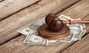 Mua bức tranh chẳng ai ngó tới với giá 10 usd, ông cụ không ngờ có được cả một...