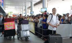 Việt kiều về nước: Ám ảnh mặc định ‘chắc tiền bạc, quà cáp rủng rỉnh mang về’