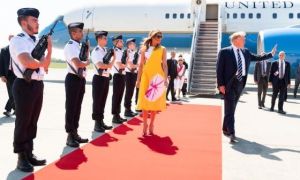 Phu nhân Tổng thống Mỹ rực rỡ trong váy vàng tới thăm Pháp