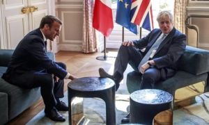 Thủ tướng Anh gác chân lên bàn trước mặt tổng thống Pháp gây tranh cãi