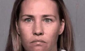 Bé gái 5 tháng tuổi bị mẹ bỏ quên trên xe ô tô gần 1 giờ đồng hồ sống sót thần...