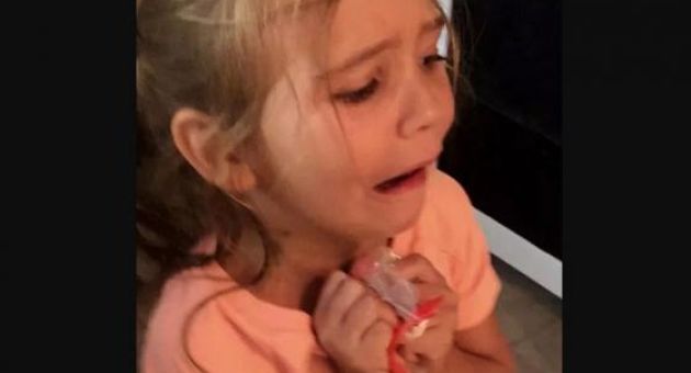 Cách xử lý tuyệt vời của mẹ Mỹ khi thấy con ném đồ vì không vừa ý