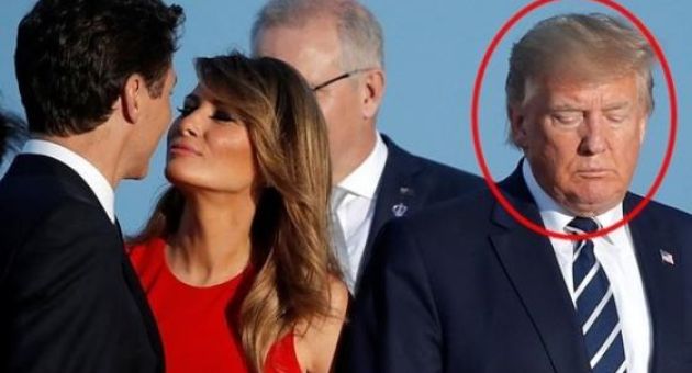 Vẻ mặt của ông Donald Trump khi vợ có hành động thân mật với người khác khiến...