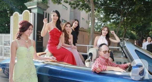 Không ngờ tỷ phú Hong Kong từng có 10.000 người tình lại
