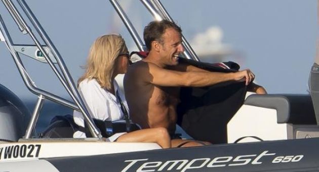 Tổng thống Pháp cởi trần đi du ngoạn cùng vợ, bất ngờ nhất là vẻ ngoài của Đệ...