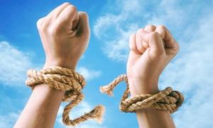 Cầm bùn ném người khác, dù trúng hay không thì tay bạn đã lấm bẩn