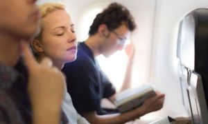 Tiếp viên tiết lộ mẹo để tránh bị ốm khi bay