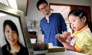 Mẹ ung thư dạy con gái 3 tuổi sống tự lập khi mồ côi